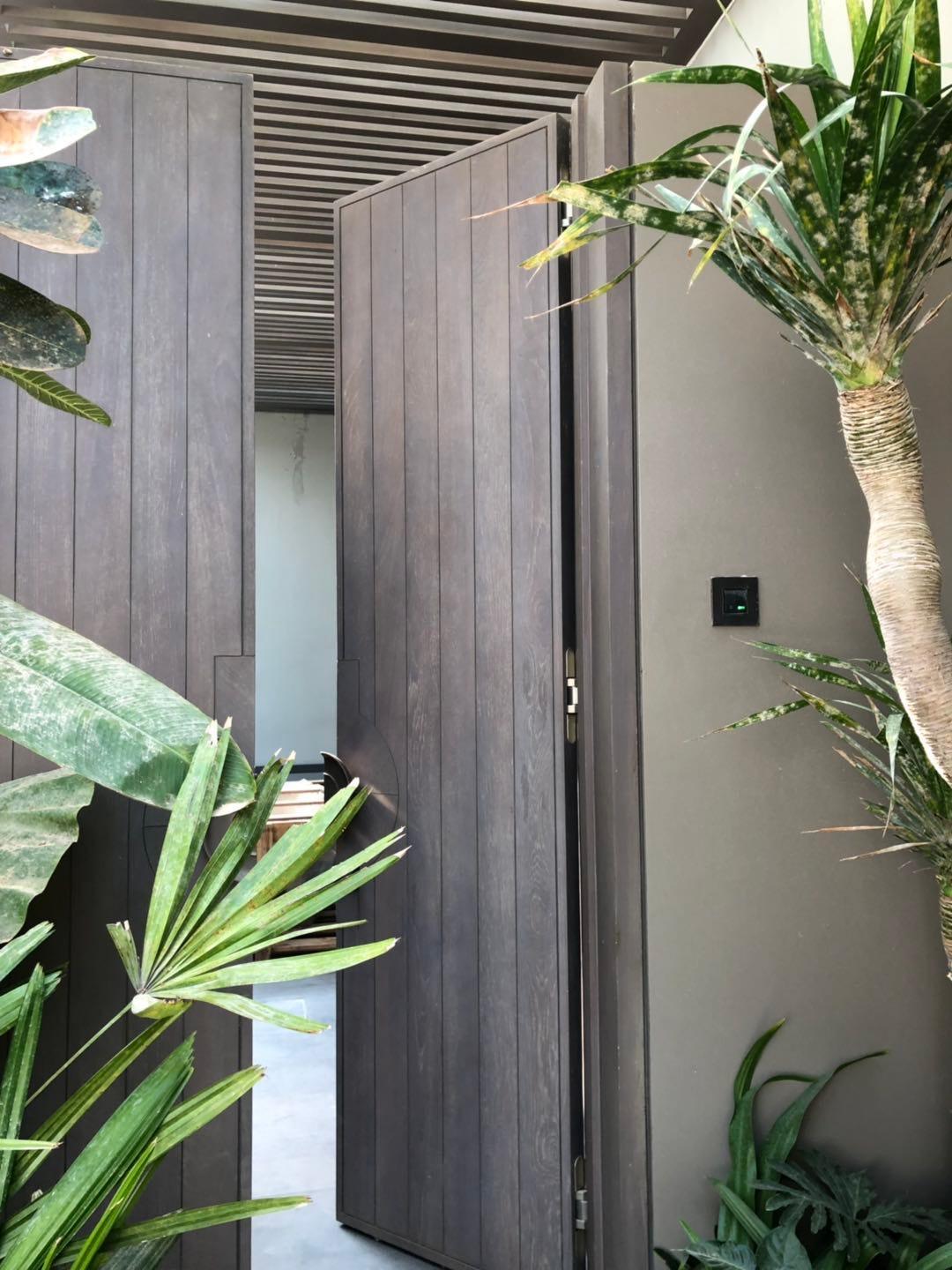 The Sea Breeze That Cost $1.5M Due to Rusty Hing - Waterson Multi-function Closer Hinge